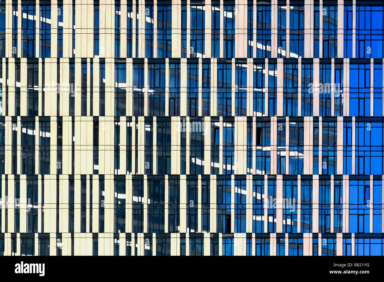 Gratte-ciel de Windows, l'architecture de près. En verre et en béton. Quartier des Affaires urbaines. Résumé contexte moderne, les façades en verre, les immeubles de grande hauteur Banque D'Images