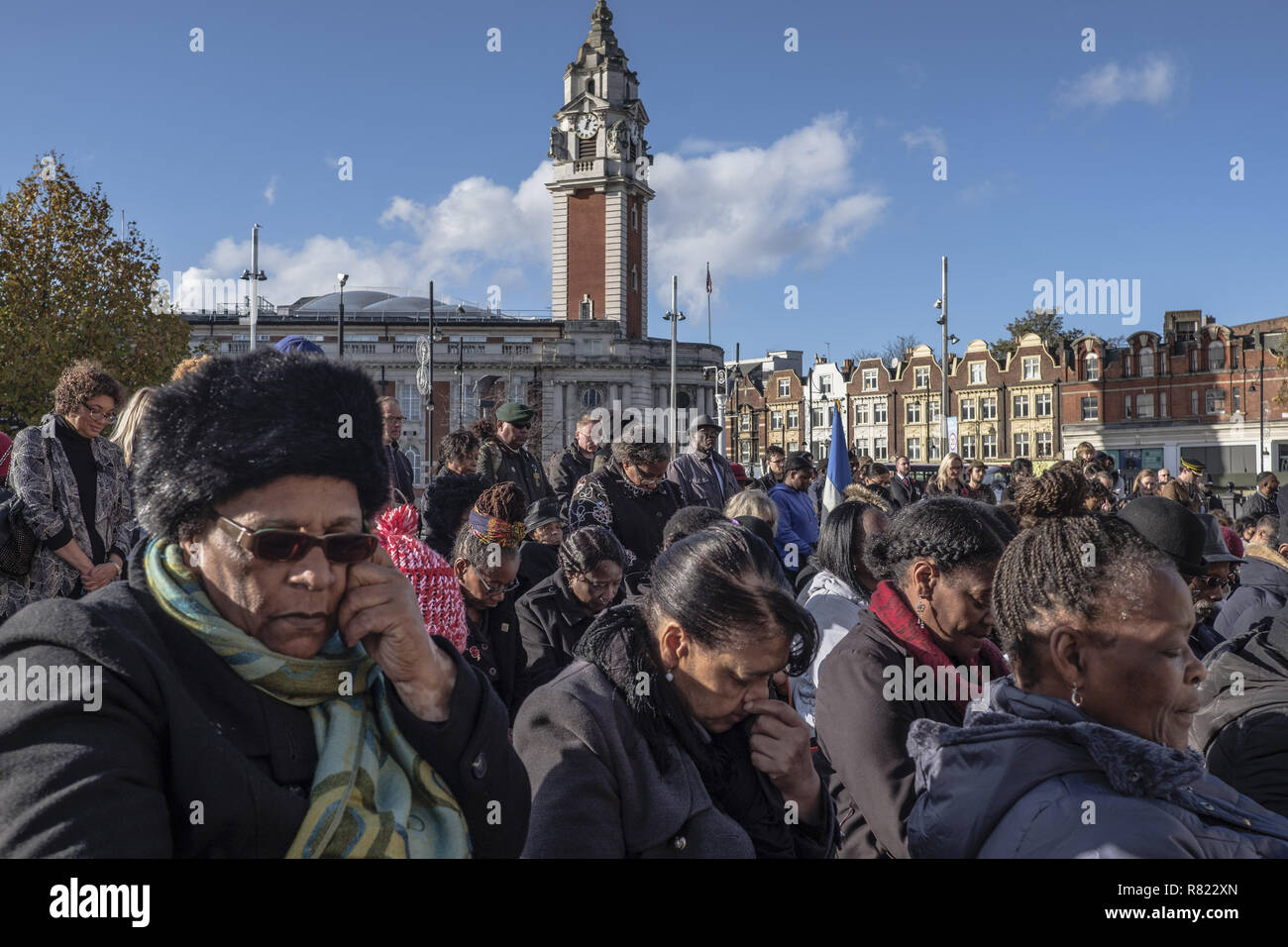 À 11:00, le clairon sonna à Lambeth, près de la station de Stockwell Day. Avec le détachement et le London MP pompiers, des couronnes sont déposées au pied du monument où 574 hommes locaux sont mémorisés à 13:00, sur la place, et afro-antillais Windrush soudures africains sont mémorisés avec : Public à Windrush Square où : London, Royaume-Uni Quand : 11 Nov 2018 : Crédit Alozie/WENN.com Banque D'Images