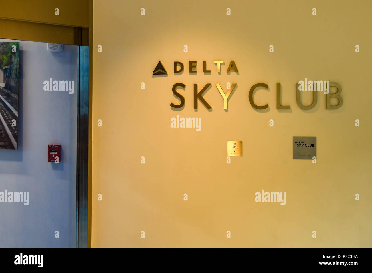 L'aéroport de Seattle Tacoma, WA, USA - Juin 2018 : panneau à l'entrée de la Delta Sky Club, qui est un salon pour les passagers de première classe et de classe affaires. Banque D'Images