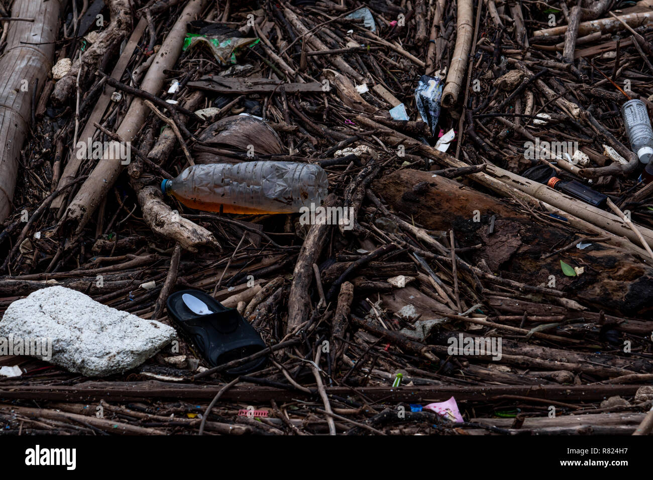 Pile de débris et déchets après inondation. Problème des déchets dans l'environnement. Problème de plastique dans les ménages. Gestion des déchets concept de comportement. Les Banque D'Images