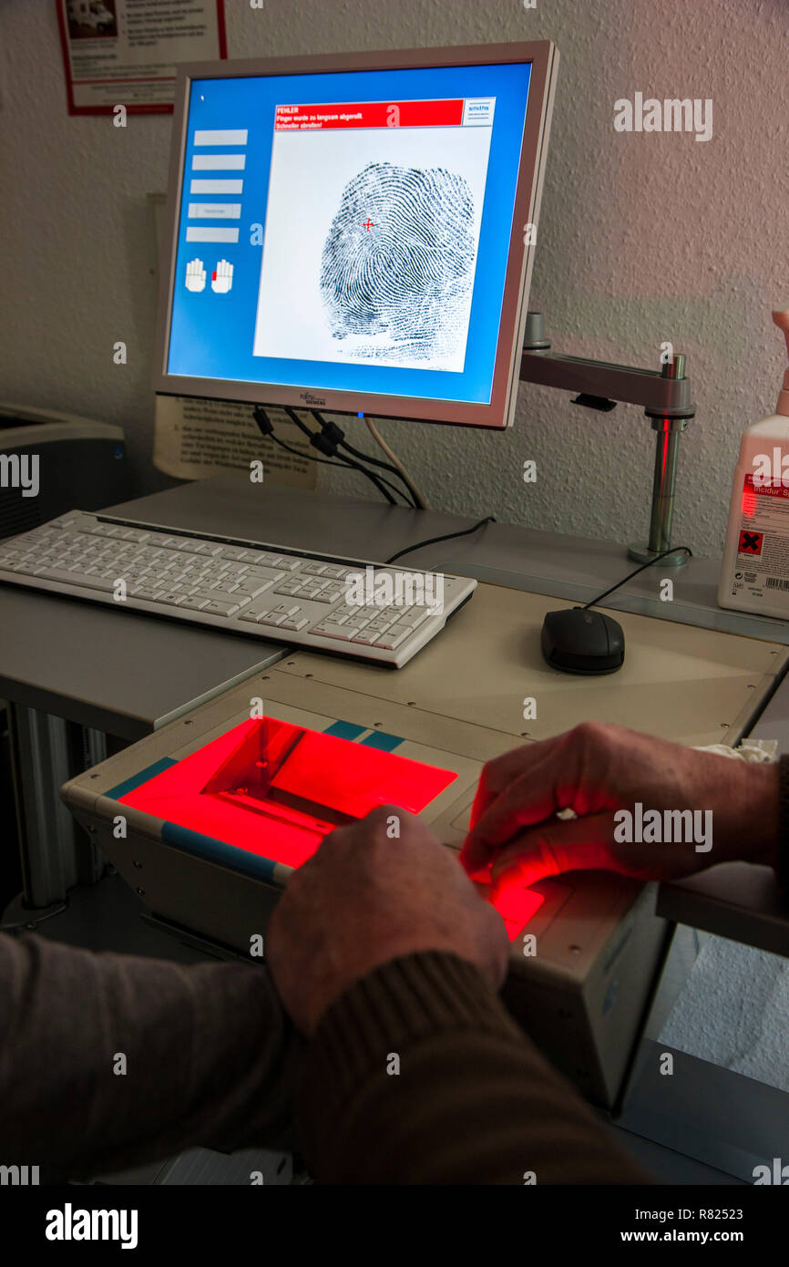 Des empreintes digitales et palmaires d'une personne suspecte sont enregistrés avec un scanner, Allemagne Banque D'Images