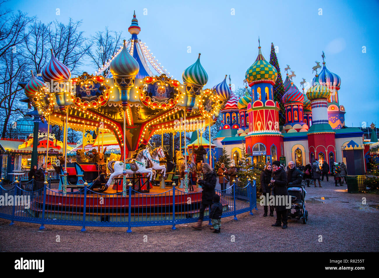 Carousel, marché de Noël dans le parc d'attractions des Jardins de Tivoli, centre-ville, Kopenhagenop, Danemark Banque D'Images