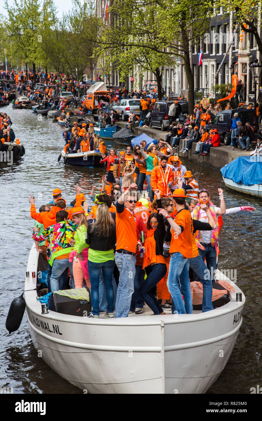 Parade de bateaux sur Queen's Day, du canal de Prinsengracht, Amsterdam, province de la Hollande du Nord, Pays-Bas Banque D'Images