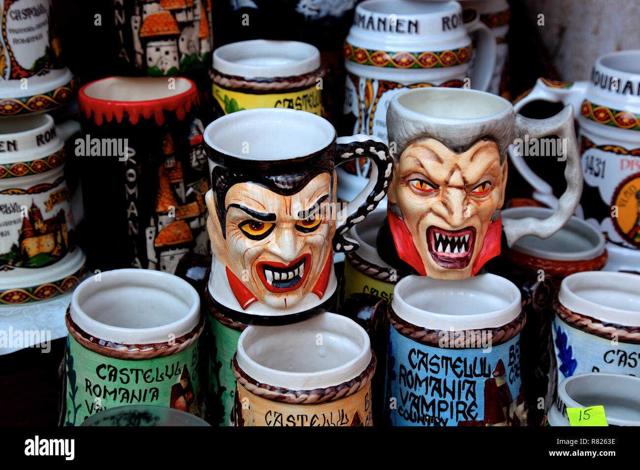 Les tasses avec Dracula conçoit dans un magasin de souvenirs au Château de Bran, Bran, comté de Braşov, Transylvanie, Roumanie Banque D'Images