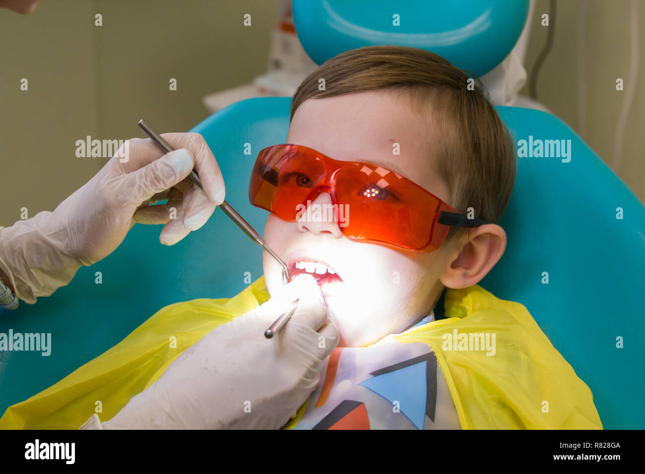 Réception à l'art dentaire. Un petit garçon est sur la table et de prendre un traitement Banque D'Images