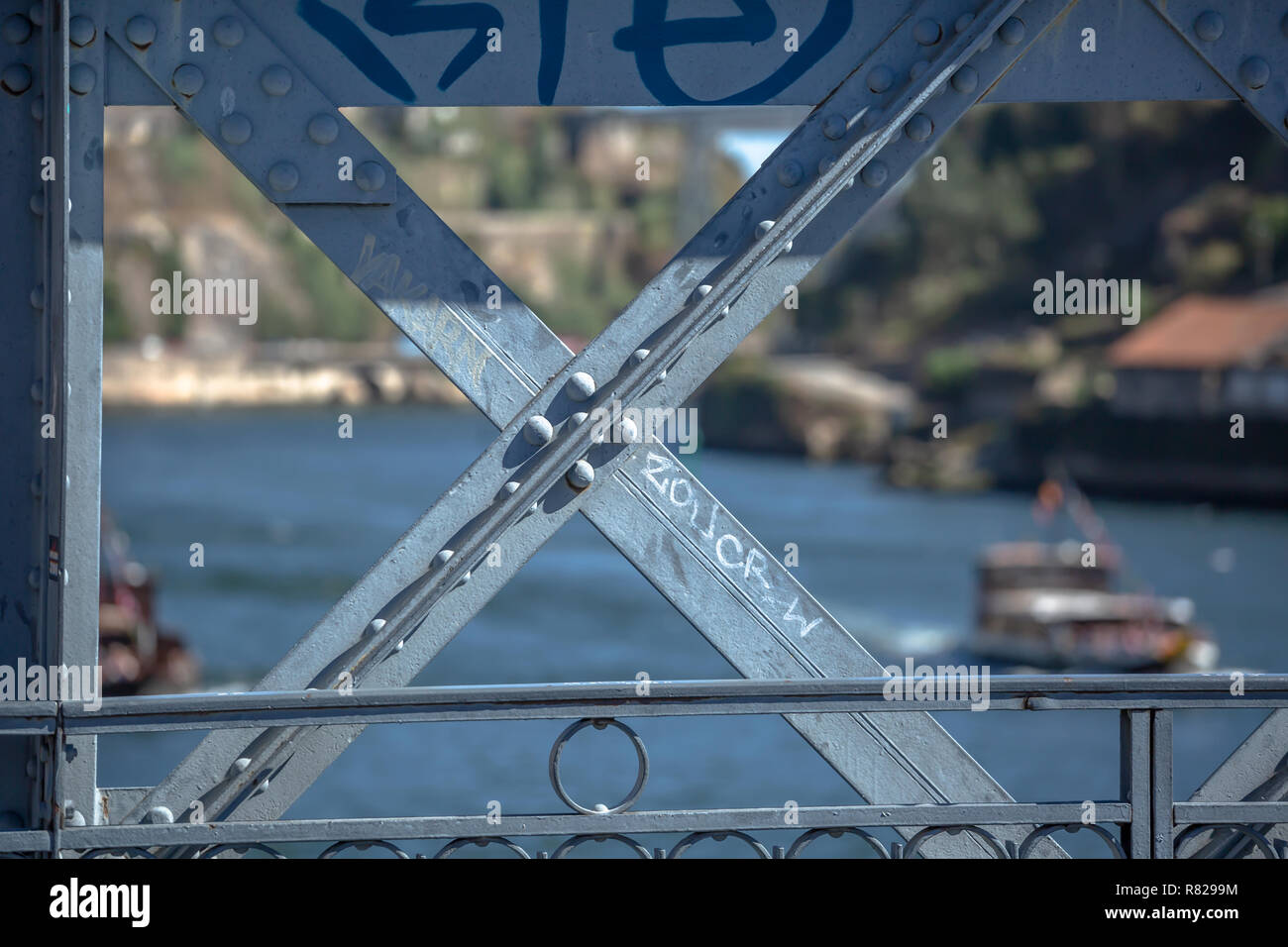 Porto/Portugal - 1001 2018 : vue détaillée à la structure métallique du pont D. Luis, avec la peinture des éléments, Douro et deux bateaux de plaisance Banque D'Images