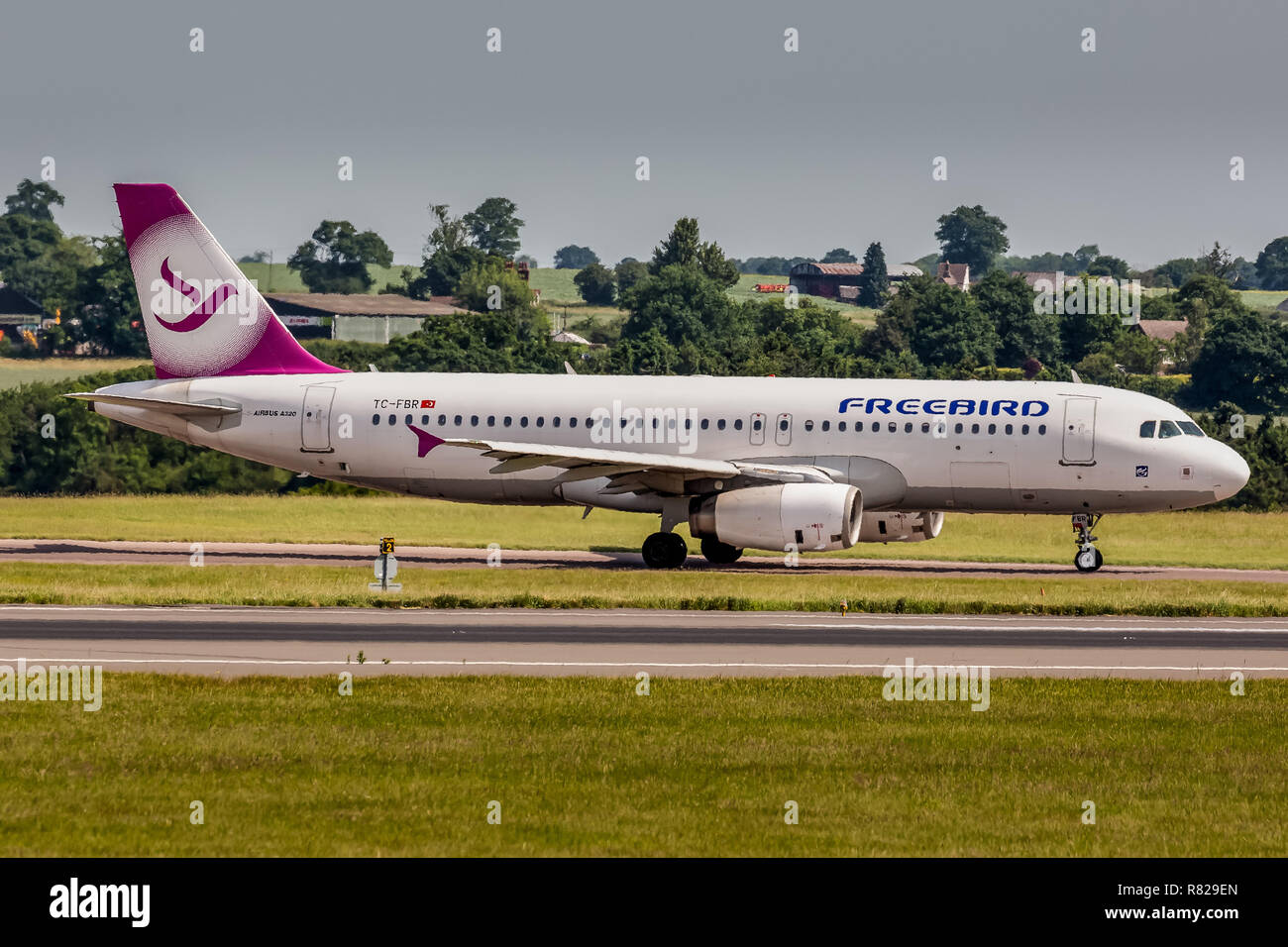 Un Freebird Airlines Airbus A320, immatriculé TC-FBR, taxying sur la piste à l'aéroport de Luton en Angleterre. Banque D'Images