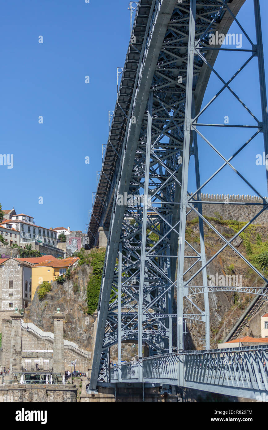 Porto/Portugal - 10/02/2018 : vue sur le pont D. Luis, avec les touristes et profiter du centre-ville historique de Porto Banque D'Images