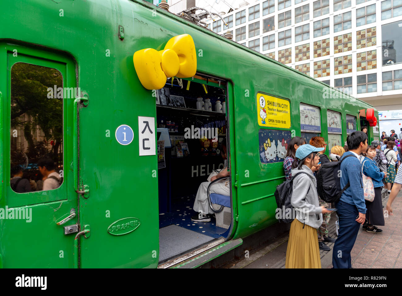 La foule pressée à la station Shibuya de Tokyo au Japon. Croisement de Shibuya est l'un des plus occupés des passages pour piétons dans le monde. Banque D'Images
