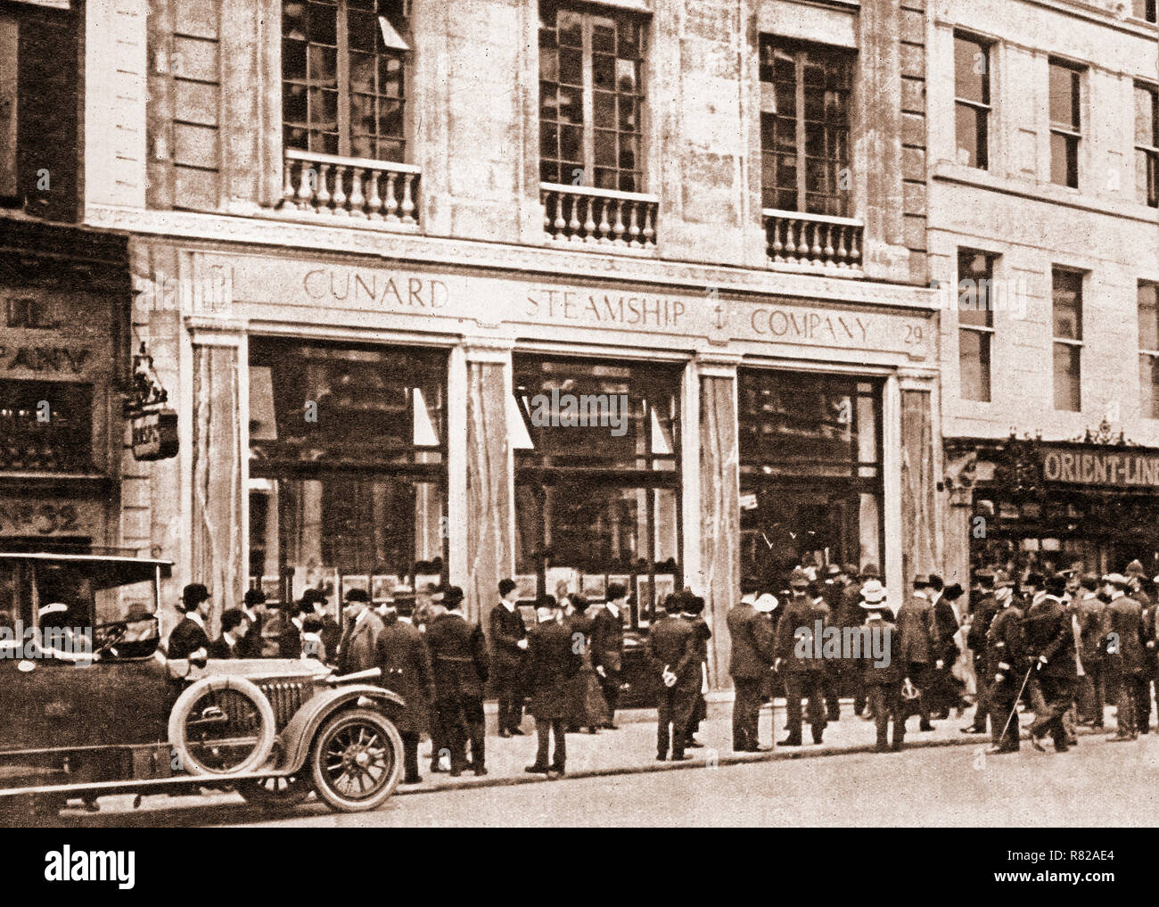 Avril 1912, et les parents anxieux se rassemblent autour de l'étoile blanche des bureaux à Londres alors qu'ils attendaient liste des survvivors du naufrage du "Titanic". Il a ensuite rendu compte que l'héroïsme de l'équipage et les passagers à des femmes et des enfants pour survivre. Banque D'Images