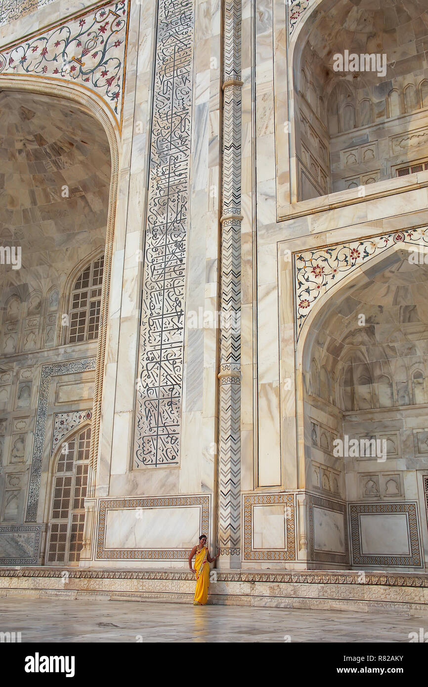 Femme debout à l'extérieur de Taj Mahal à Agra, Uttar Pradesh, Inde. Taj Mahal a été désigné comme site du patrimoine mondial de l'UNESCO en 1983. Banque D'Images