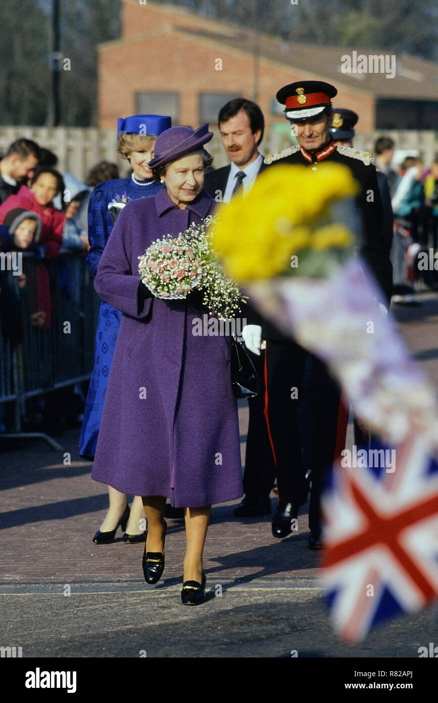 Sa Majesté la Reine Elizabeth II dans un costume violet, England, UK. Circa 1980 Banque D'Images