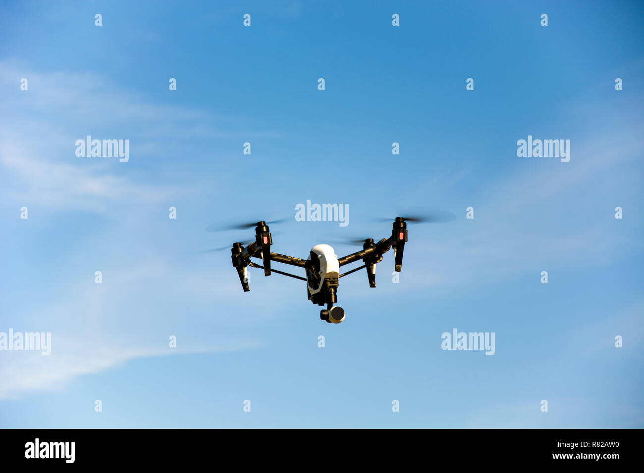 Drone volant et ciel bleu Banque D'Images