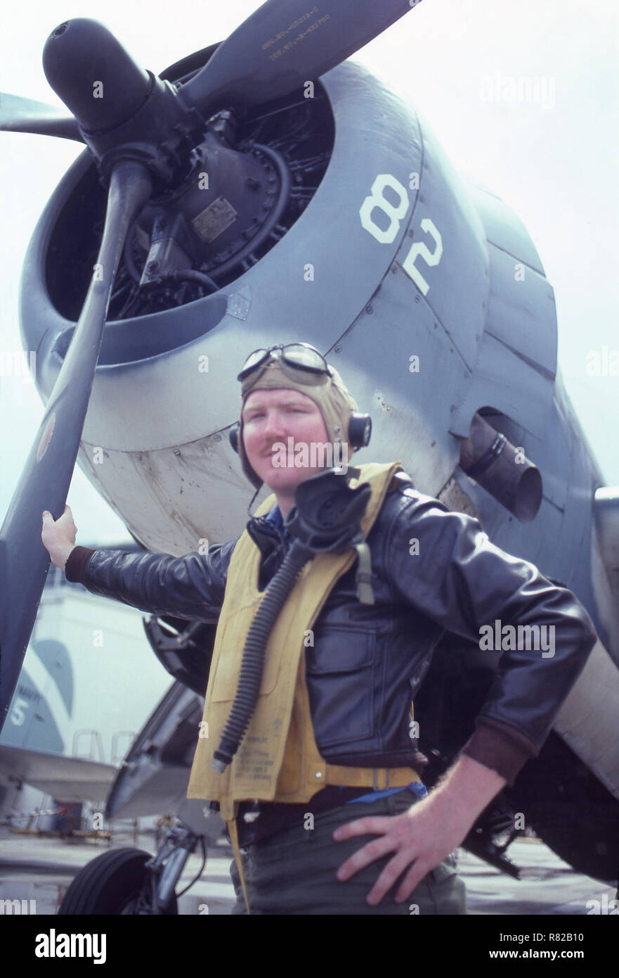 Pilote de la DEUXIÈME GUERRE MONDIALE La reconstitution médiévale avec la DEUXIÈME GUERRE MONDIALE, les avions de la Marine Banque D'Images