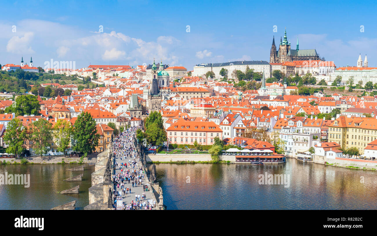 La République Tchèque Prague Pont Charles sur la Vltava avec le Château de Prague et la Cathédrale St Vitus Mala Strana Prague République Tchèque Europe Banque D'Images