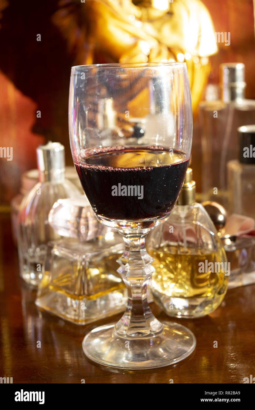 Ballon de vin rouge sur fond de bois Banque D'Images