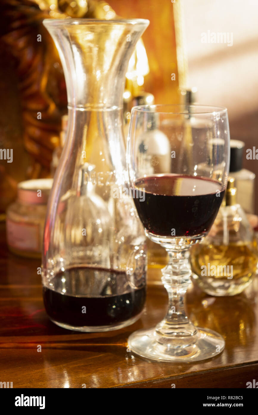 Vin rouge Vin avec ballon pitcher Banque D'Images