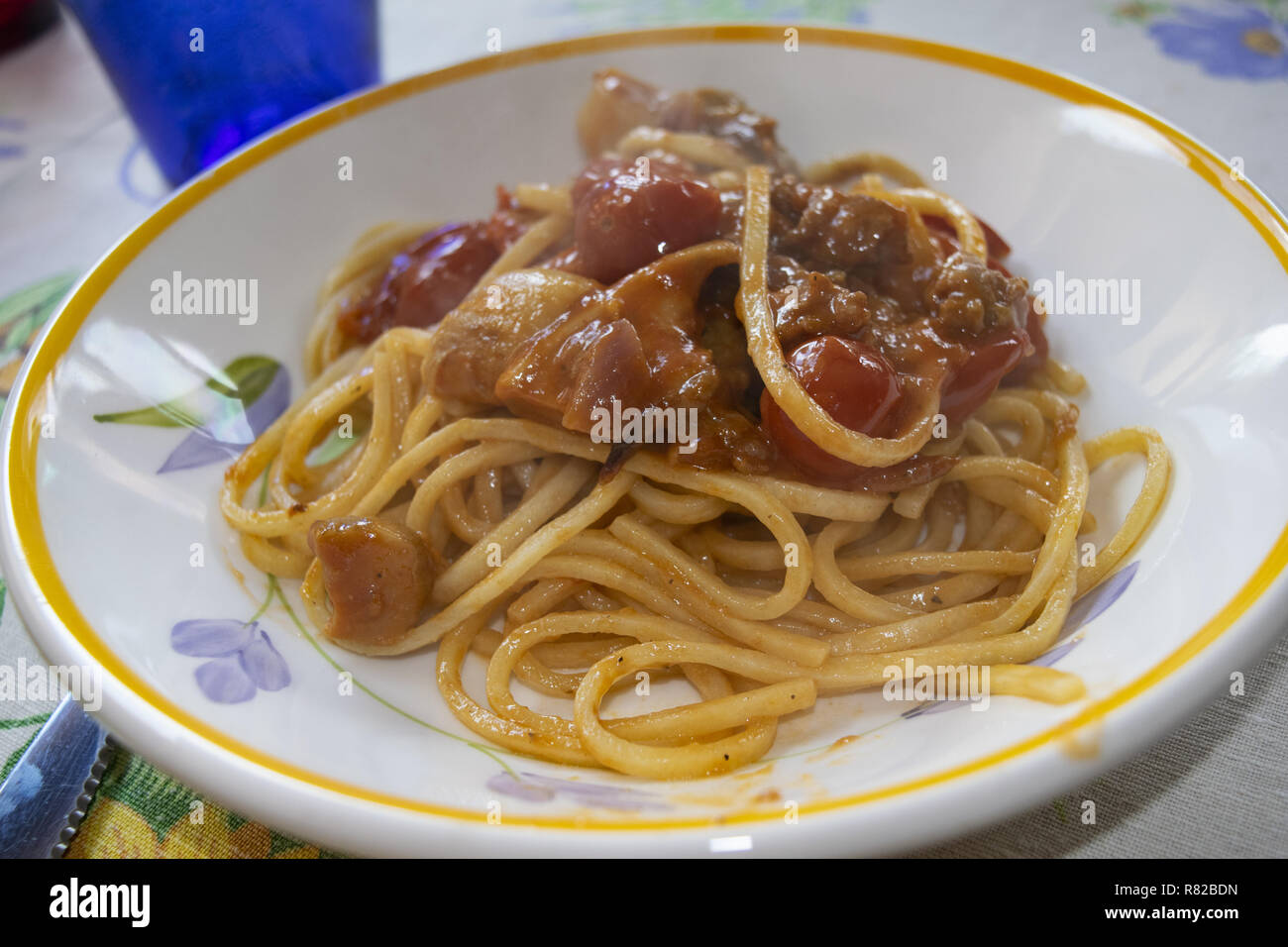 Spaghettis aux cèpes et tomates fraîches Banque D'Images