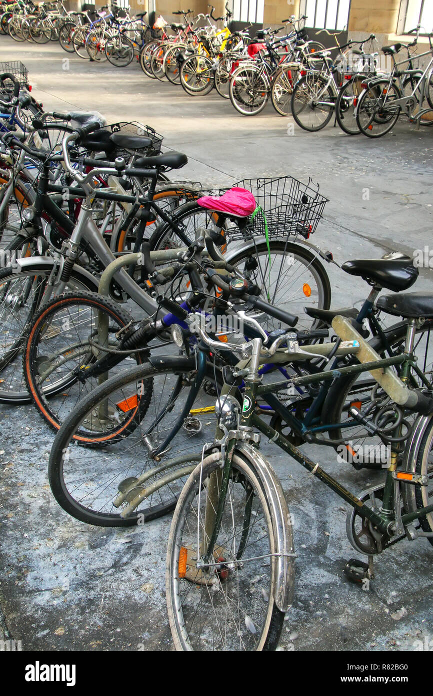 Les vélos garés dans gare à Wiesbaden, Hesse, Allemagne. La station est utilisée par plus de 40 000 voyageurs chaque jour. Banque D'Images