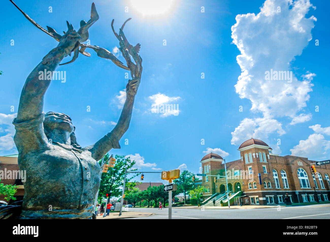 Une statue d'une fille la libération de colombes se trouve au coin de Kelly Ingram Park, près de 16e St. église Baptiste, le 12 juillet 2015, à Birmingham, Alabama. Banque D'Images