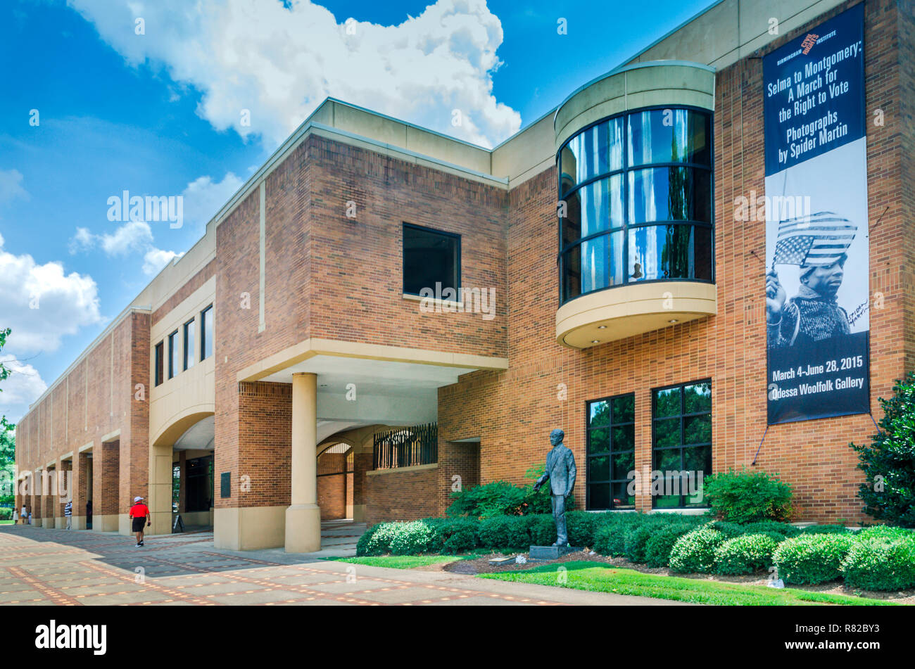 Les touristes passent devant la Birmingham Civil Rights Institute, 12 juillet 2015, à Birmingham, Alabama. Banque D'Images