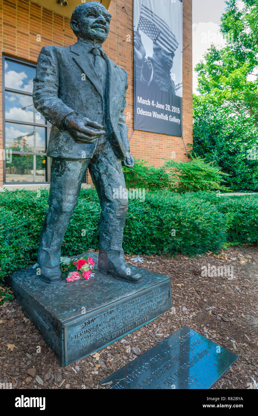 Une statue de l'activiste des droits civils Rev. Fred Shuttlesworth se place en avant du Birmingham Civil Rights Institute de Birmingham, Alabama. Banque D'Images