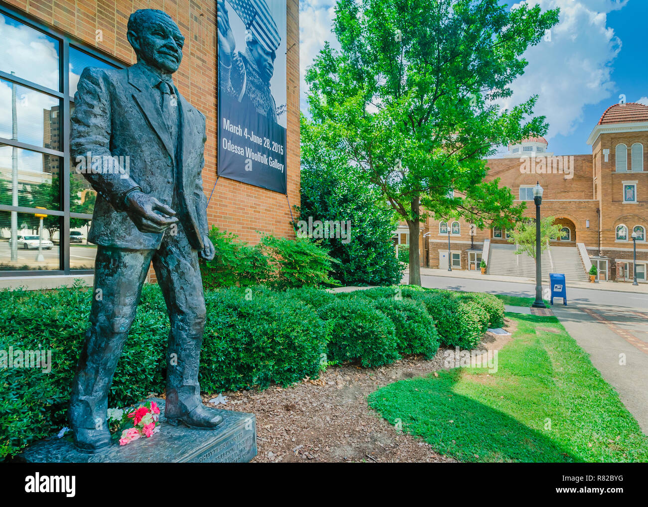 Une statue de l'activiste des droits civils Rev. Fred Shuttlesworth se place en avant du Birmingham Civil Rights Institute de Birmingham, Alabama. Banque D'Images