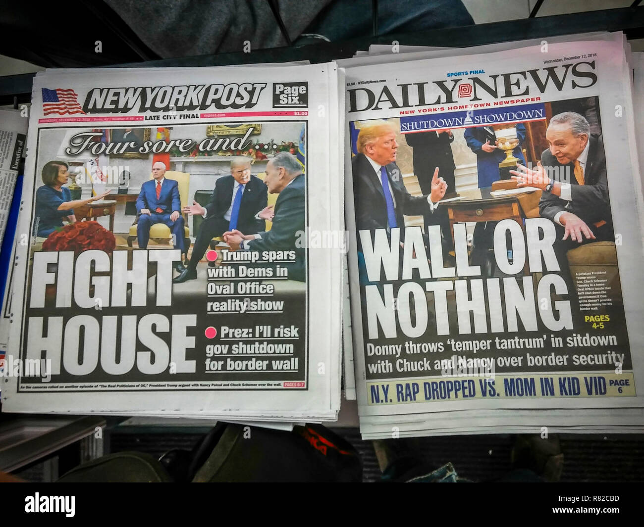 New York, New York/USA- le 12 décembre 2018 titres de journaux de New York le Mercredi, Décembre 12, 2018 Rapport sur les jours précédents' réunion litigieuse entre le Président Donald Trump et Congressmember Nancy Pelosi et le sénateur Charles Schumer sur le mur de la frontière et d'un gouvernement de l'arrêt. (Â© Richard B. Levine) Banque D'Images