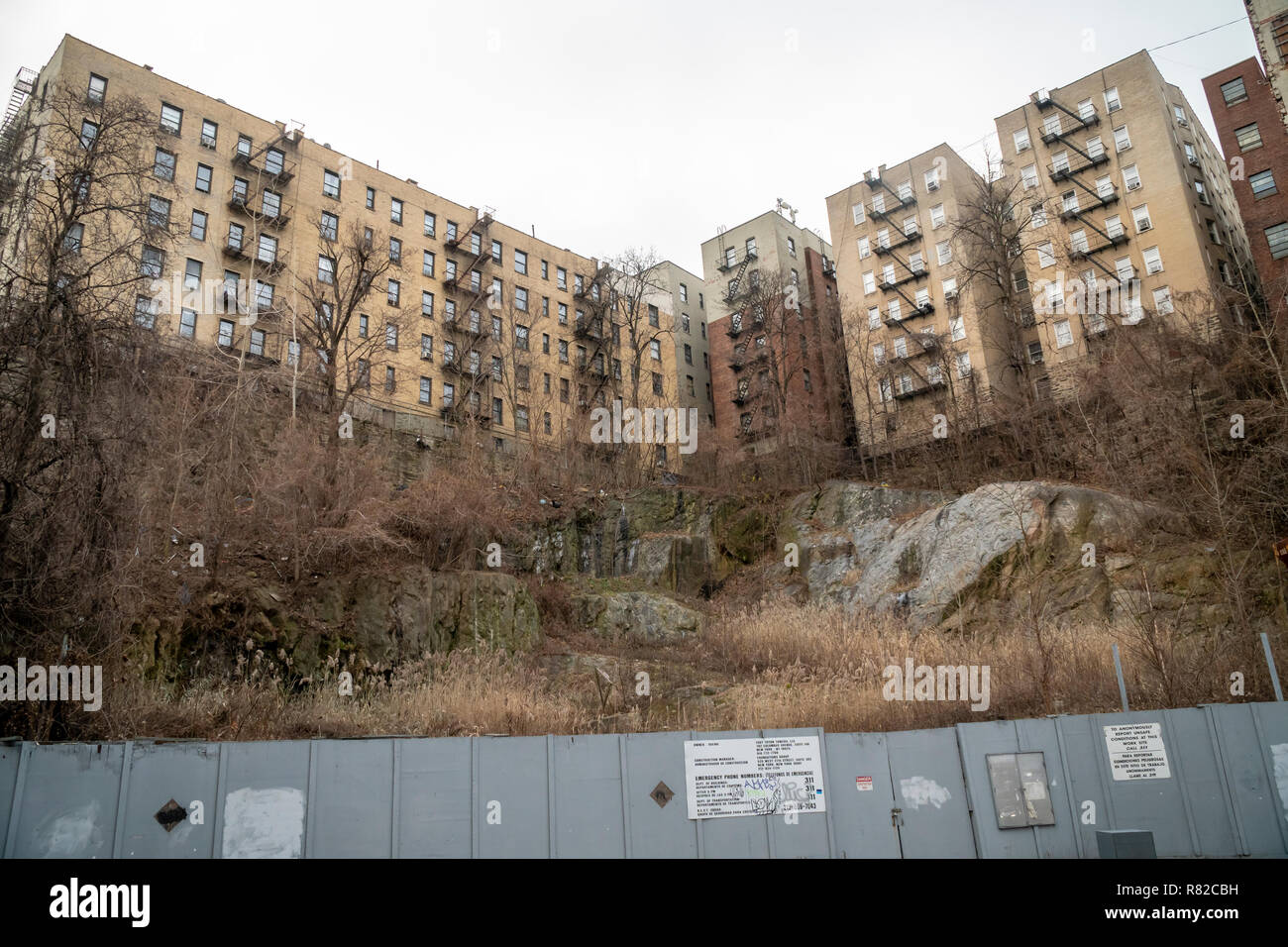 Les immeubles à appartements en haut d'une falaise, vu de la terrasse donnent sur la région densément peuplée de Washington Heights, dans le nord de Manhattan à New York le Samedi, Décembre 8, 2018. (Â© Richard B. Levine) Banque D'Images