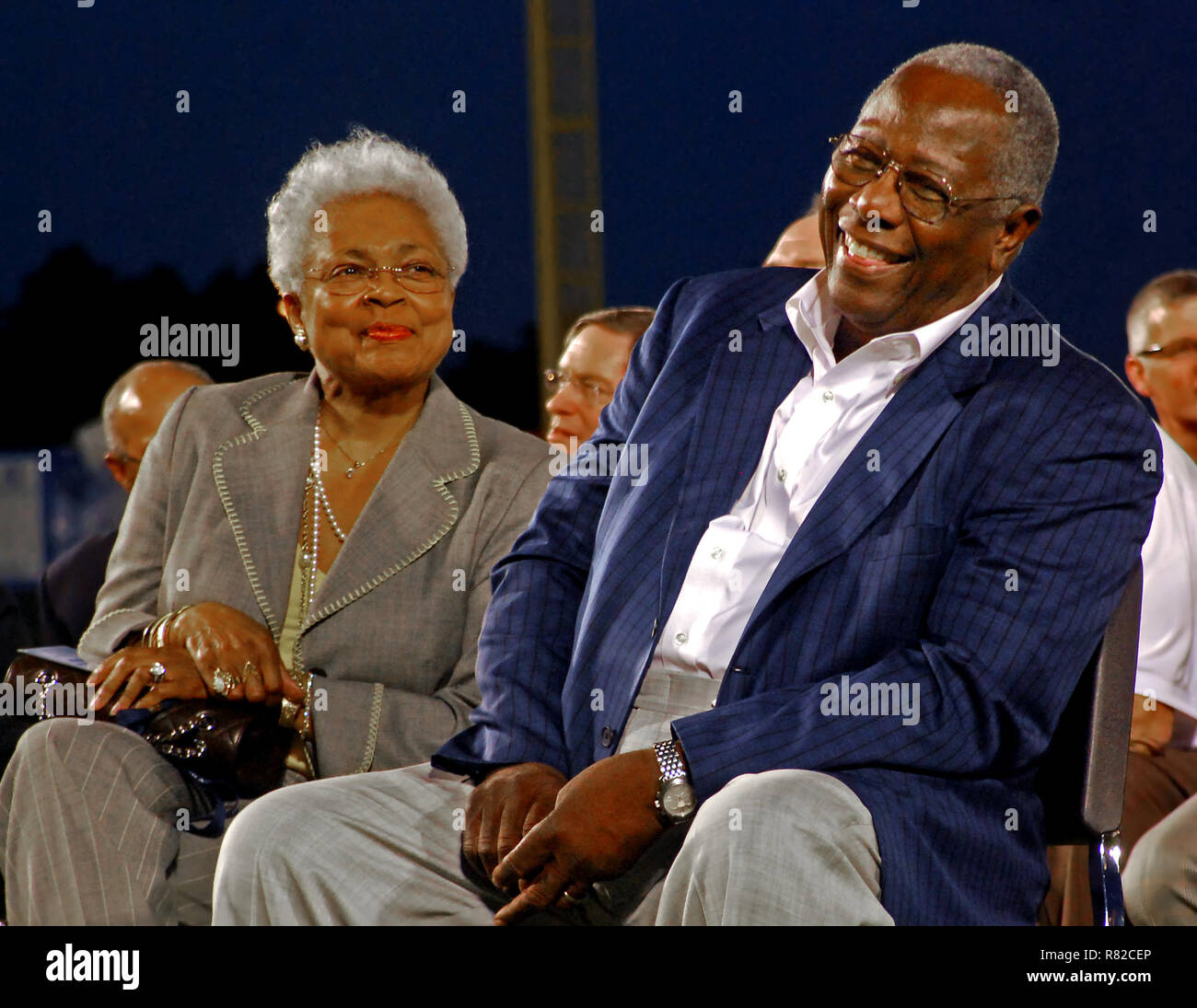 Hank Aaron et son épouse, Billye Aaron, sourire alors qu'ils écoutent de la renommée Willie Mays, pour la dédicace de l'Hank Aaron Museum à Mobile (Alabama) Banque D'Images