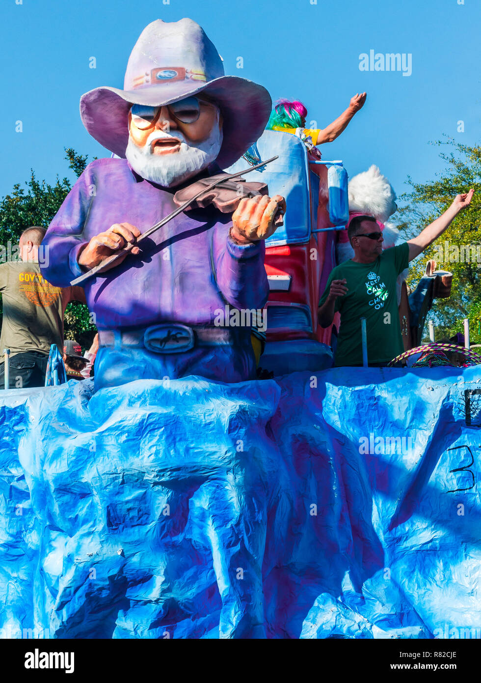 Un char avec Charlie Daniels descend dans Washington Street à Mobile, en Alabama, pendant la parade de Joe Cain à Mardi Gras. Banque D'Images