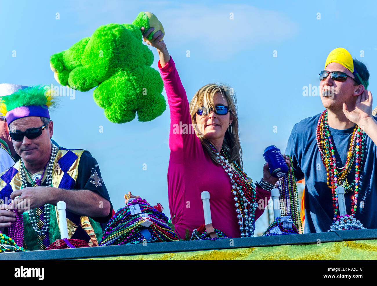 Un reveler jette un ours en peluche que son flotteur se déplace vers le bas Canal Street au centre-ville de Mobile, en Alabama, pendant la parade de Joe Cain à Mardi Gras. Banque D'Images