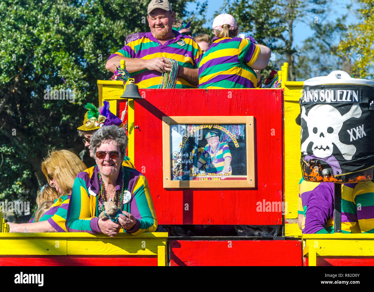 Les membres de la société chariot en descendant la rue du Canal au centre-ville de Mobile, en Alabama, pendant la procession de Caïn Joe à Mardi Gras, le 2 mars 2014. Banque D'Images