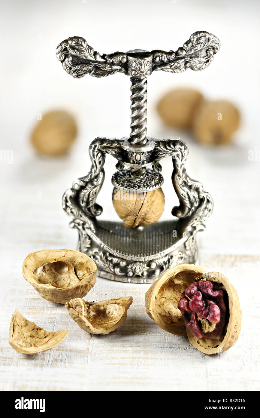 Noix du Danube rouge vintage avec Casse-noisette français sur fond de bois Banque D'Images