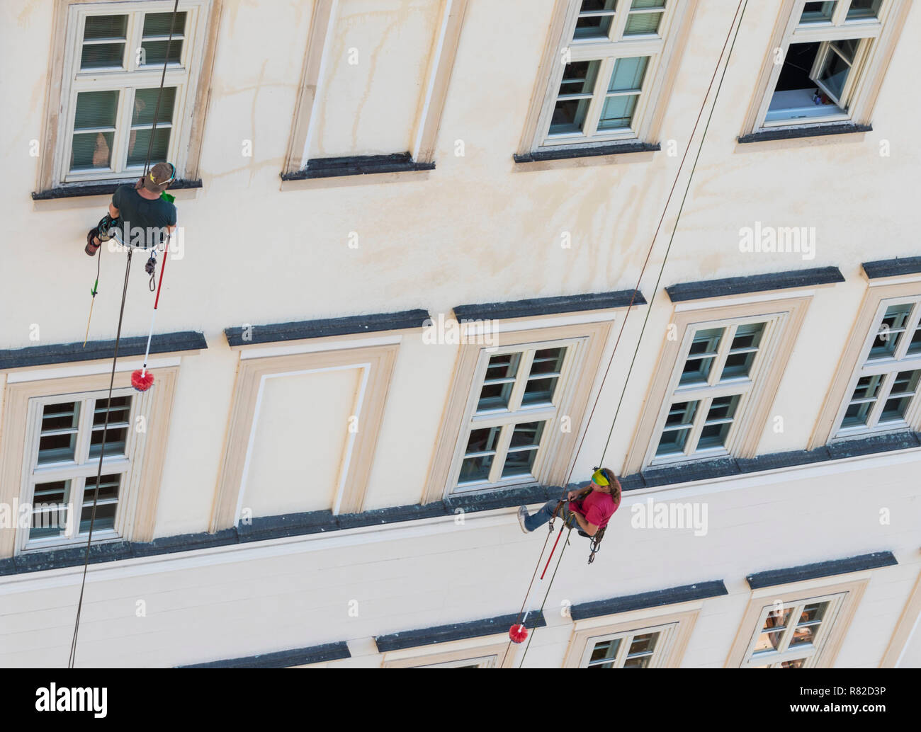 Descente en rappel des tours de vitres nettoyage de vitres nettoyage de vitres de la descente en rappel de travail Banque D'Images