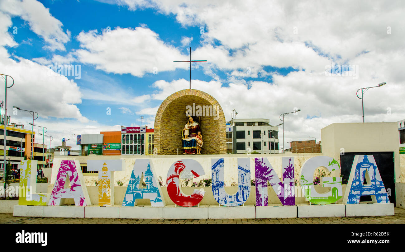 Latacunga, Equateur, septembre, 28, 2018 : vue extérieure de lettres immenses avec nom de la ville, à La Ceiba, entrer dans un magnifique journée ensoleillée Banque D'Images