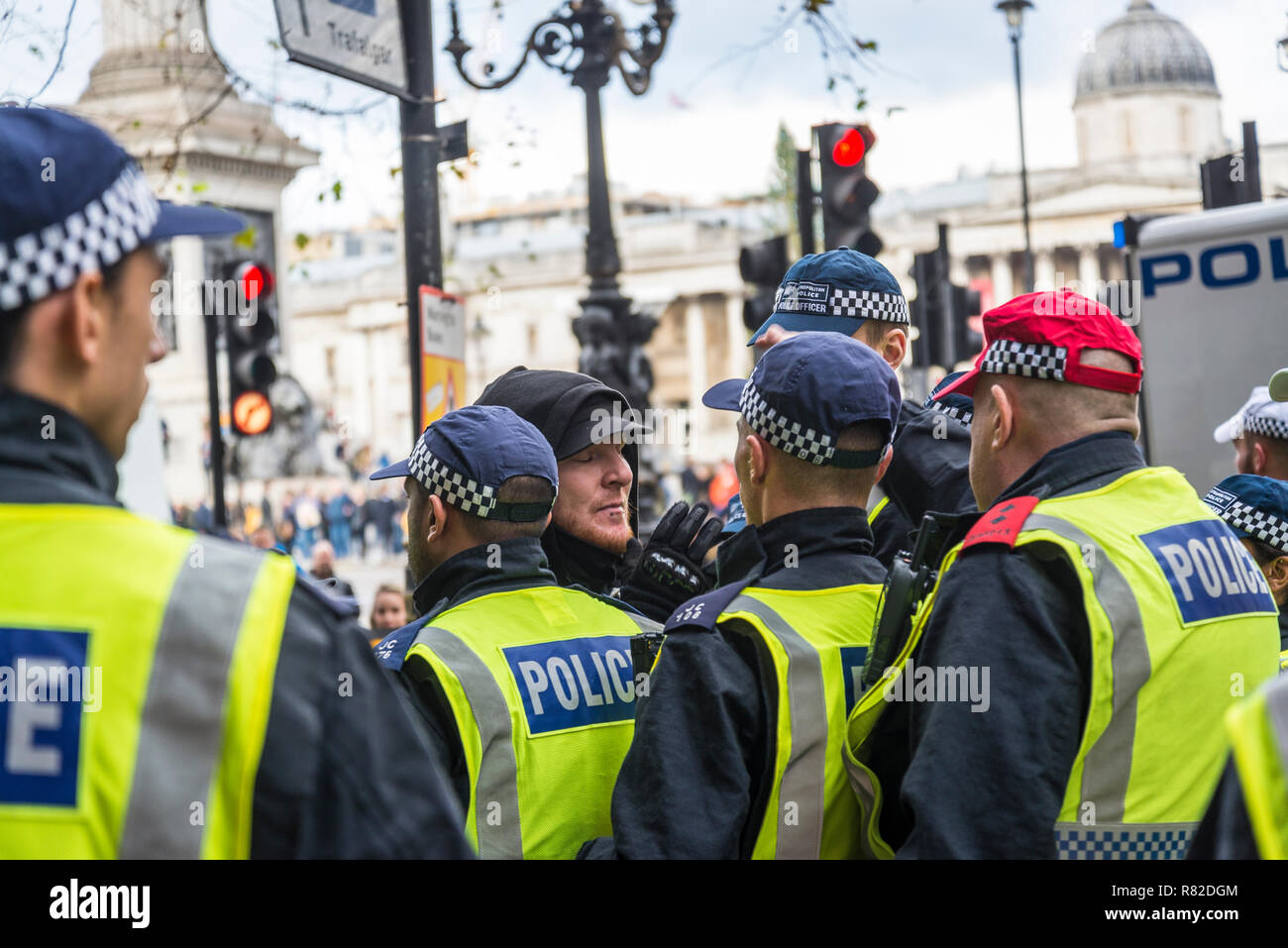 Pas de Tommy Robinson, non pour le fascisme, démonstration de l'UKIP dissuader la police aux manifestants de hackle manifestants, Londres, Royaume-Uni 10/12/2018 Banque D'Images