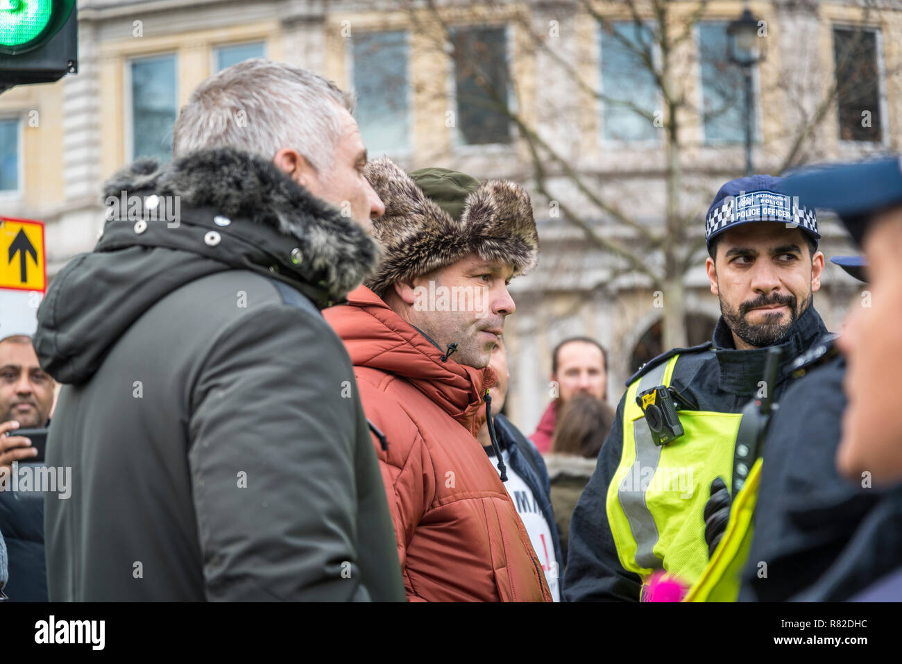 Pas de Tommy Robinson, non pour le fascisme, démonstration de l'UKIP dissuader la police aux manifestants de hackle manifestants, Londres, Royaume-Uni 10/12/2018 Banque D'Images