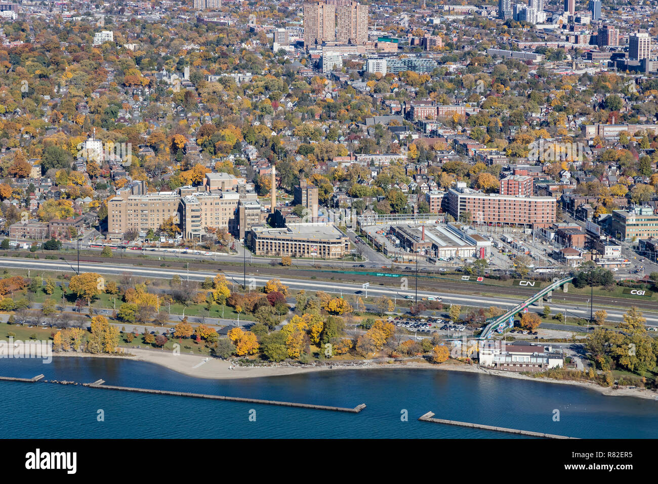 Vue aérienne de l'hôpital St-Joseph, le long du lac à Toronto, au Canada. Banque D'Images