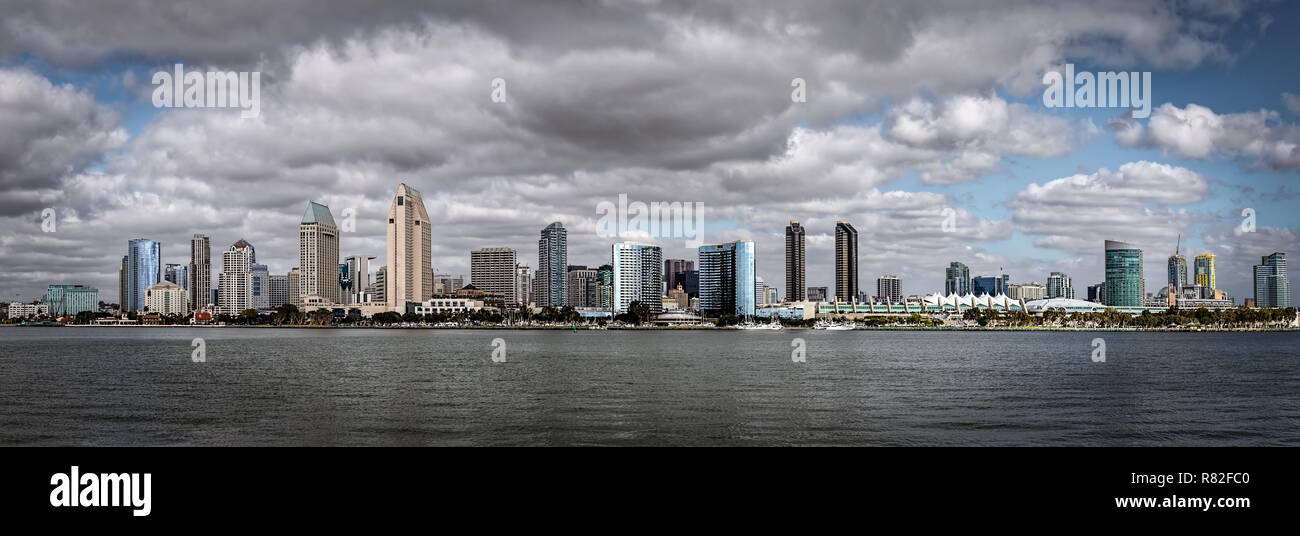 La skyline de San Diego, Californie sur un ciel nuageux journée de novembre. Banque D'Images