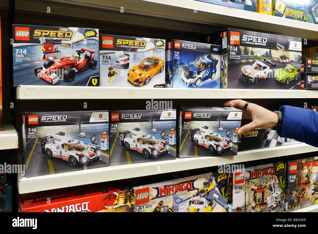 Boîtes de vitesse Lego dans un magasin de jouets Banque D'Images