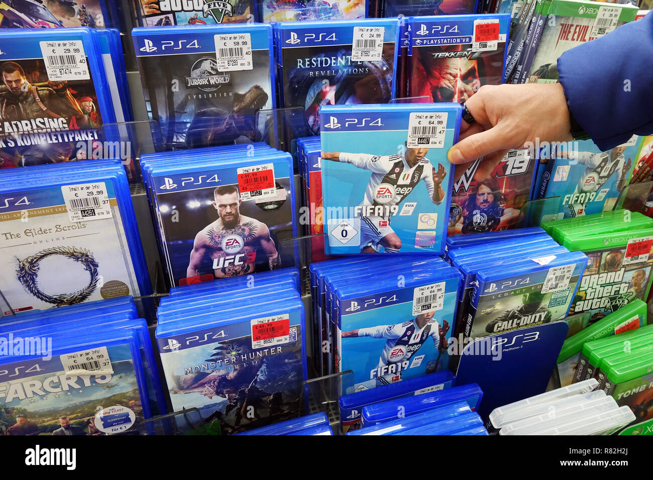 Affichage magasin rempli de PlayStation 4 jeux pour une console de jeux vidéo. Banque D'Images