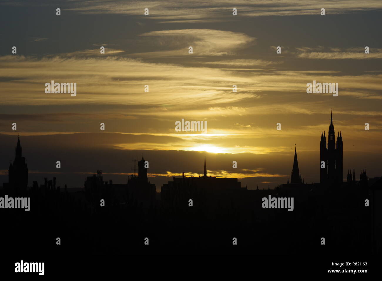 Silhouette de la tour gothique Mitchell Marischal College, et l'horizon d'Aberdeen au coucher du soleil. Aberdeen, Écosse, Royaume-Uni Banque D'Images