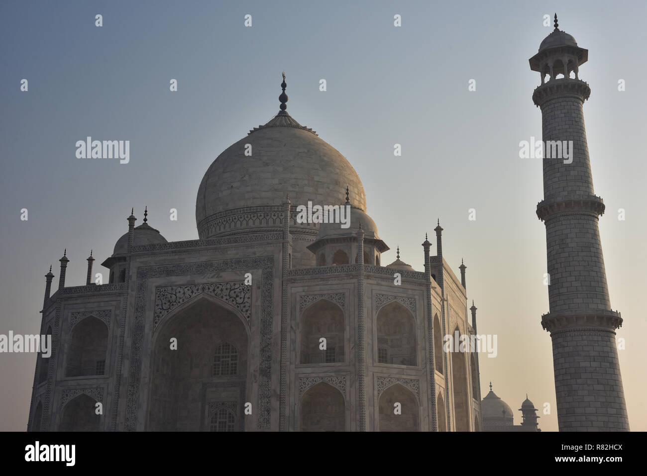 Lever du soleil à l'un des plus célèbres édifices, le Taj Mahal, Agra, Inde, Asie centrale. Banque D'Images