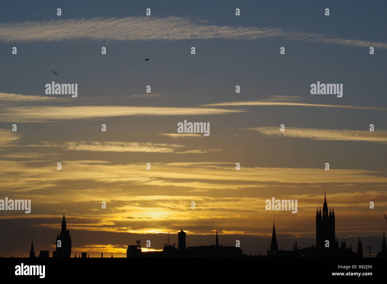 Silhouette de la tour gothique Mitchell Marischal College, et l'horizon d'Aberdeen au coucher du soleil. Aberdeen, Écosse, Royaume-Uni Banque D'Images