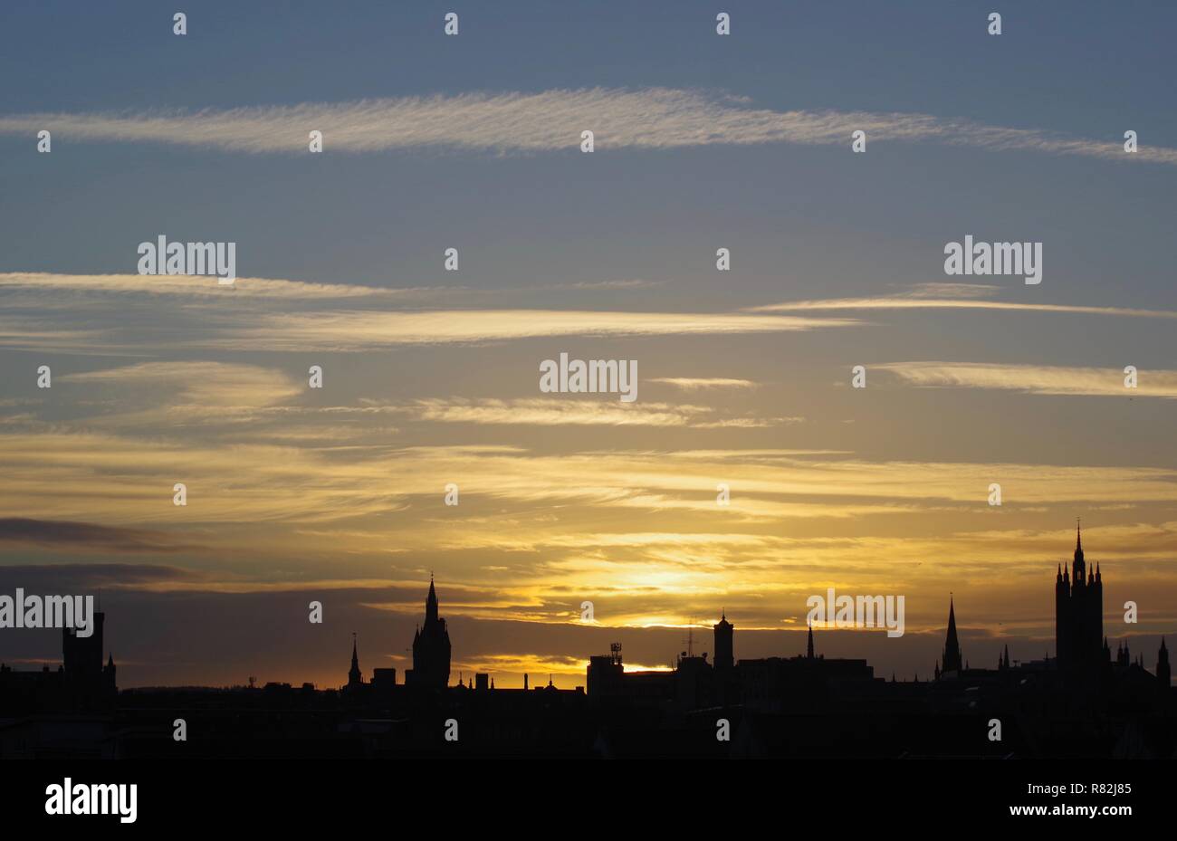 Silhouette de la tour gothique Mitchell Marischal College, et l'horizon d'Aberdeen au coucher du soleil. Aberdeen, Écosse, Royaume-Uni Banque D'Images