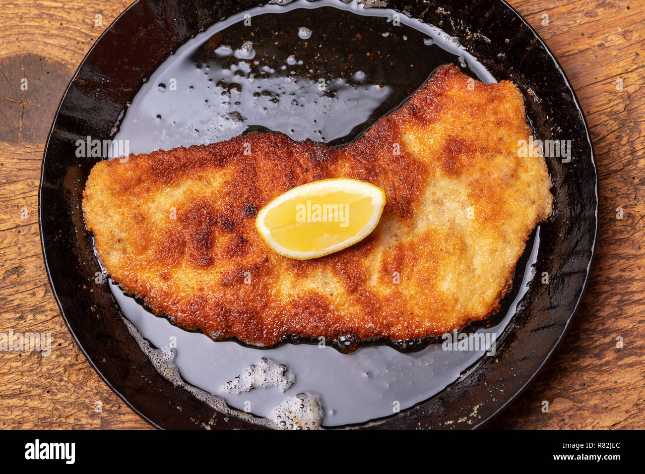 Wiener Schnitzel dans une casserole Banque D'Images