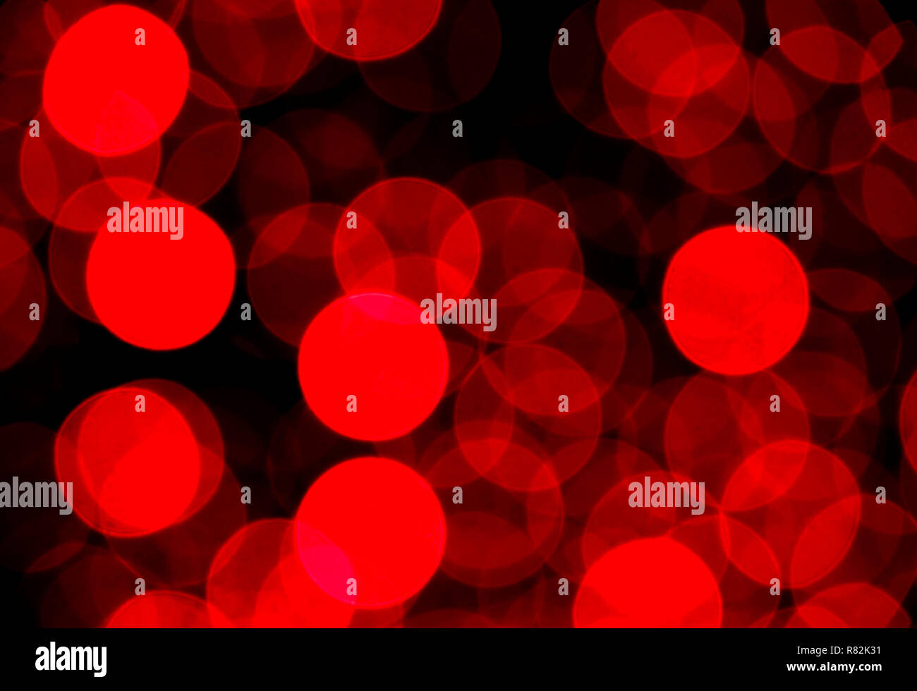 Lumière rouge flou abstrait ornement, beaucoup de points brillants dans la nuit, Noël arrière-plan Banque D'Images