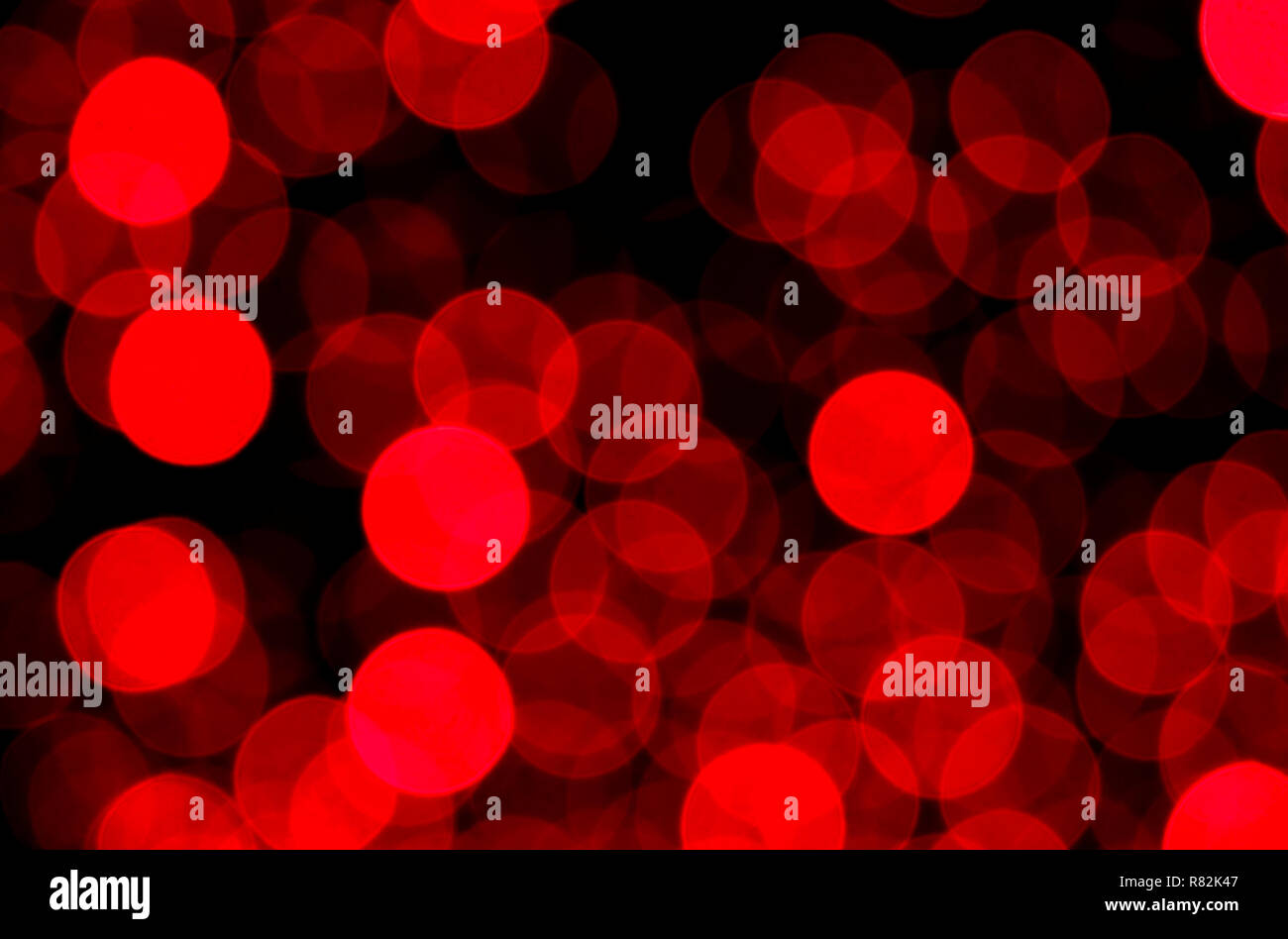 Lumière rouge flou abstrait ornement, beaucoup de points brillants dans la nuit, Noël arrière-plan Banque D'Images