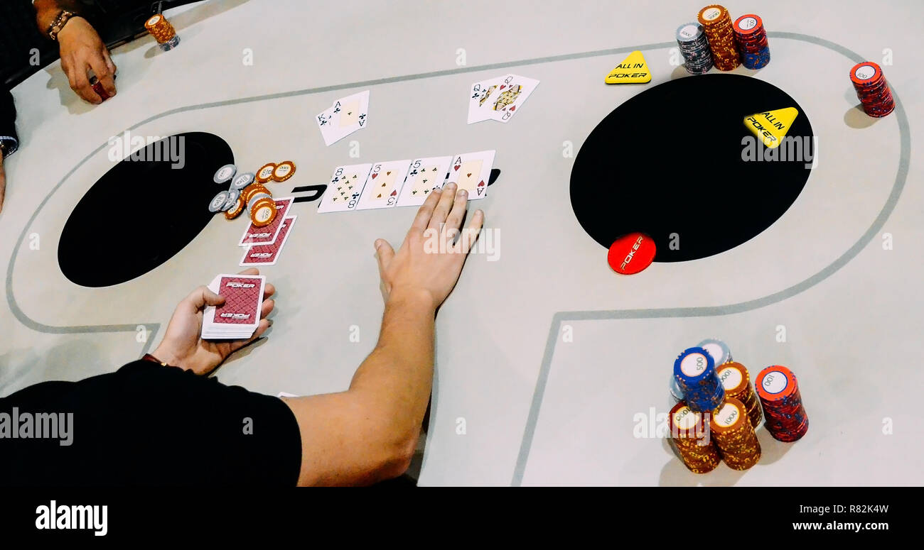 Close up of Texas Hold'em Tournoi jeu où deux joueurs non identifiables sont tous dans le coin flip classique situation des AK vs QQ Banque D'Images